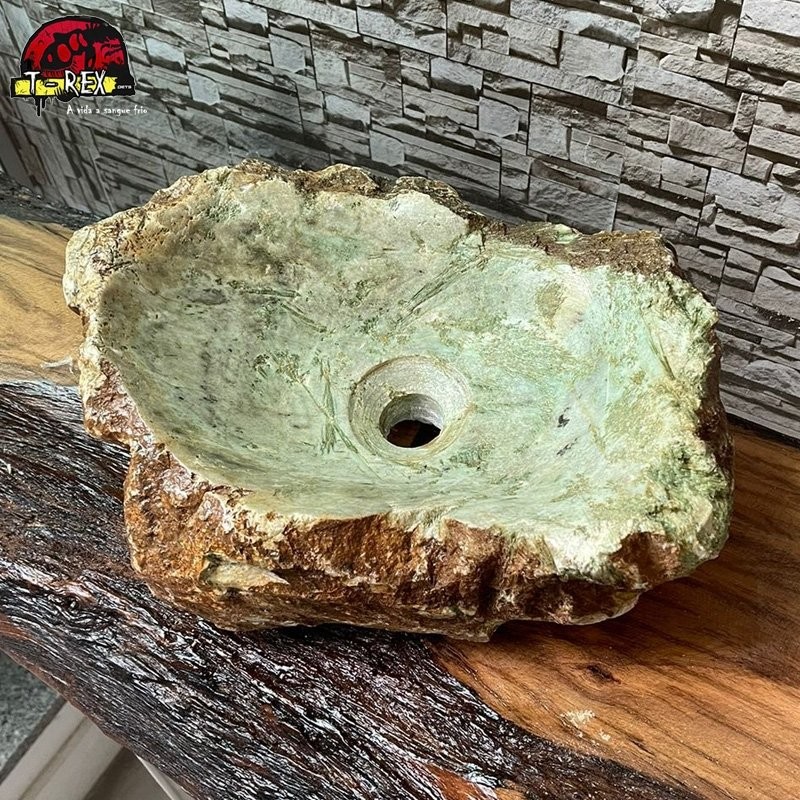 cuba de pedra esculpida